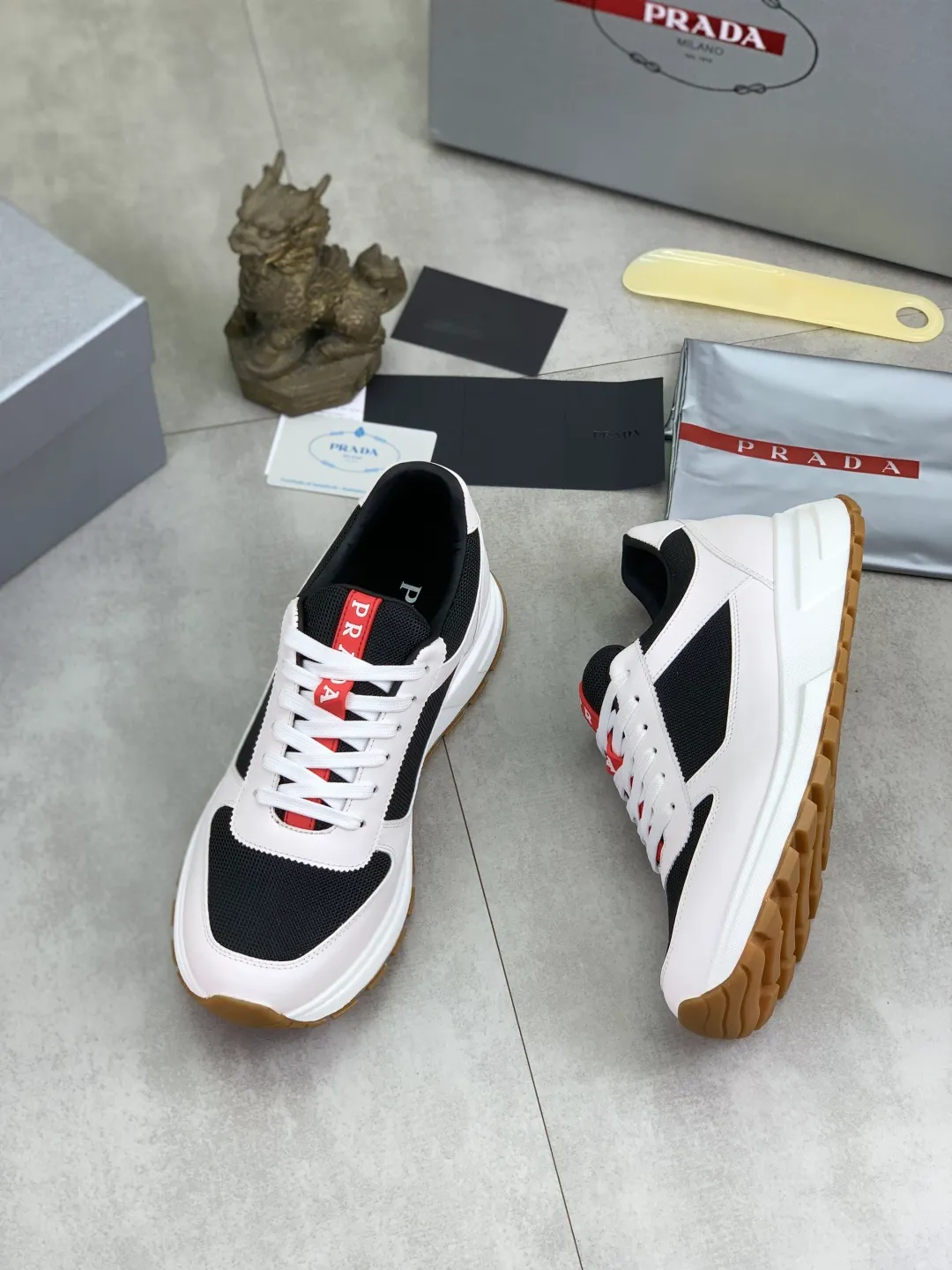 Men's shoes 💰P560💰[New model] The top version is available on the official website, 🆘 The trendy brand (Prada) mainly promotes the popular model, avant-garde and versatile fashionable men's shoes, private version mold opening, cowhide surface splicing 1:1.. Stylish and simple, original imported cowhide lining cowhide feet; the atmosphere and personality are more fashionable, eye-catching and pursuing class. It will subvert the old idea and be a must-have for fashionistas with you! Must keep it for yourself! Tall and comfortable, large and low, high-end quality workmanship. The new high-end outsole on the official website. Size: 38-45. Available in 3️⃣ colors.